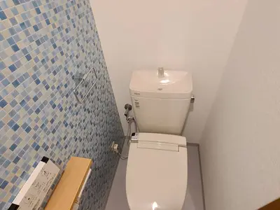 アクセント壁紙を取り入れて明るいトイレ