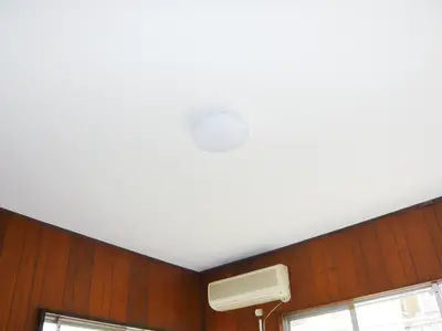 雨漏りの天井染みを消したい…洋室天井張り替えリフォーム。