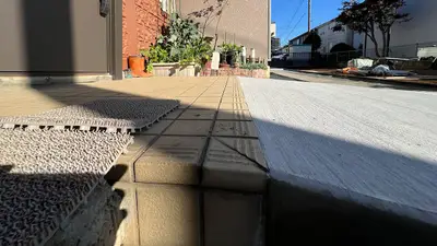埼玉県草加市 玄関アプローチは土間コンクリートのスロープ