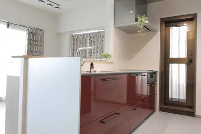 ステンレスとワインレッドのモダンキッチン｜北区A様邸