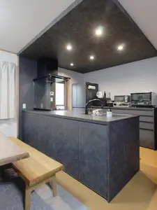 思わず長居したくなる、モダンなブラックキッチン｜豊山町M様邸