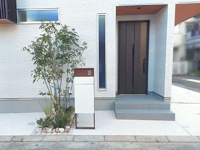建物とのバランスを考え白色を基調としたモダン新築外構