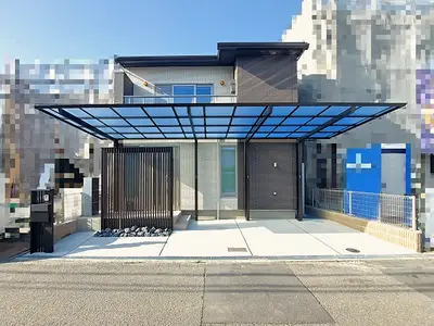 大きなカーポートと縦格子デザインを基調としたオープン外構