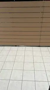 目隠しフェンスとリビングから続くタイルデッキ