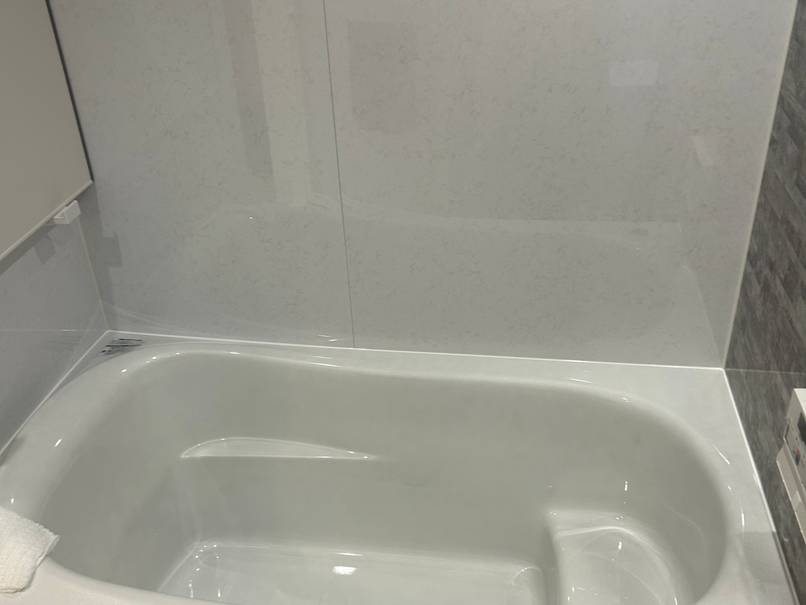 手入れのしやすいシンプル浴室、使い勝手良いランドリーラック