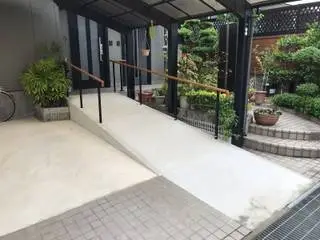 スロープで車いすでも安心の玄関アプローチ