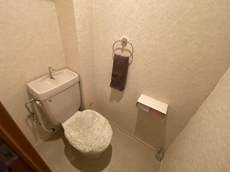 やさしい木目と華やかクロスのトイレ