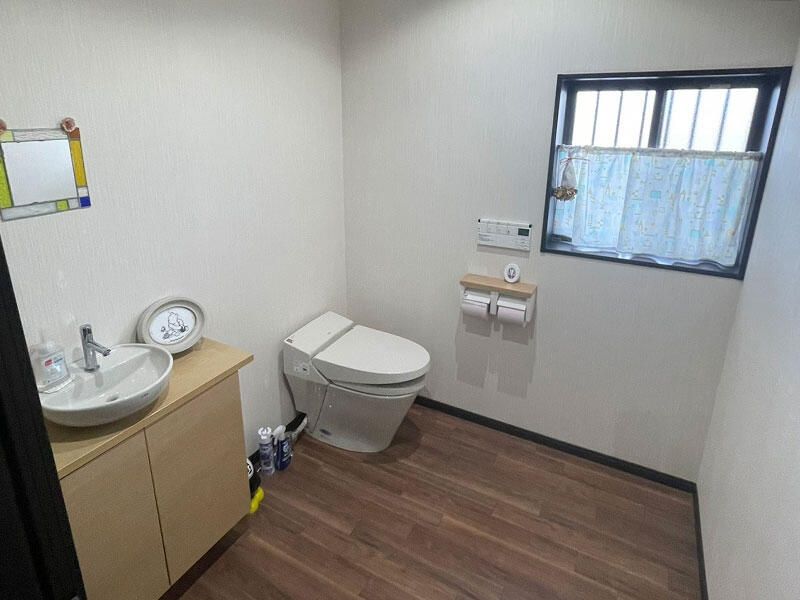 ナチュラルカラーで落ち着くトイレ空間