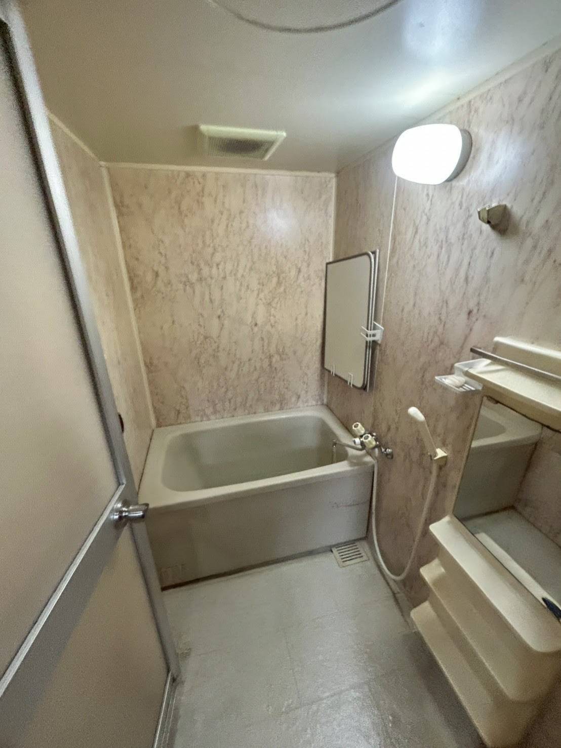 シーリングライトが照らすお風呂