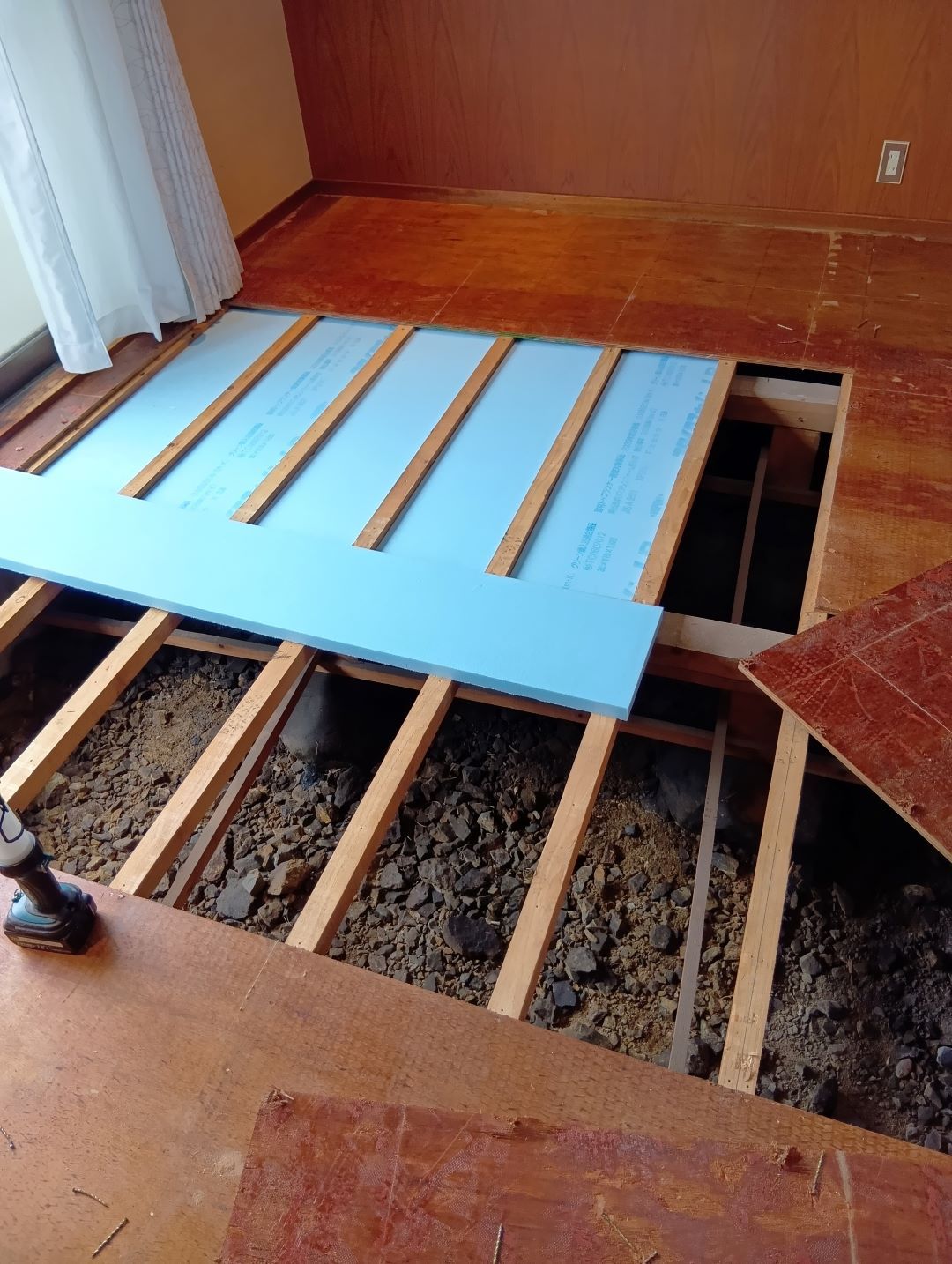 全面フローリングで清潔なリビング