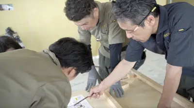 現場打ち合わせ風景従業員(大工とクロスの打合せ)