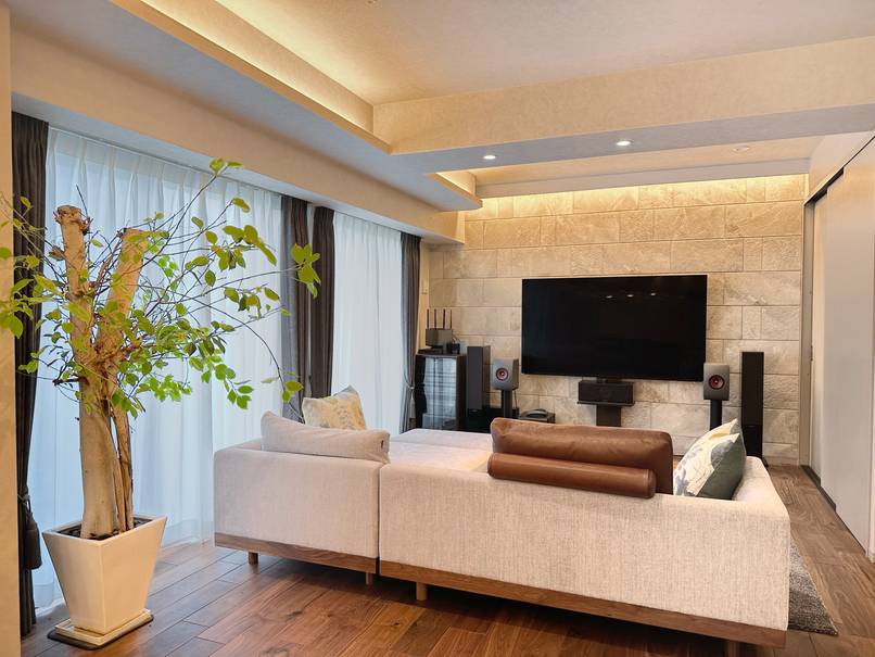 シックなグレーと木の温もりが織りなす上質空間