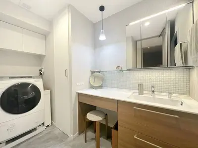 シックなグレーと木の温もりが織りなす上質空間