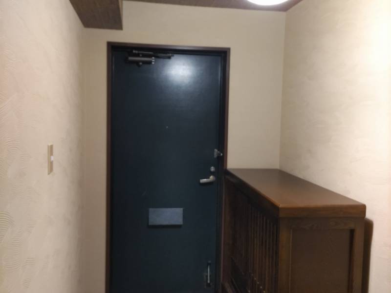 古いマンションの窓を断熱にし、玄関に光が入るリフォーム