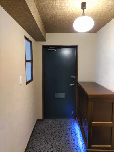 古いマンションの窓を断熱にし、玄関に光が入るリフォーム