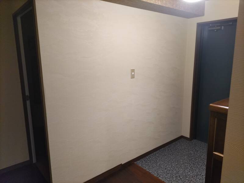 古いマンションの窓を断熱にし、玄関に光が入るリフォーム