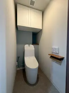 水色のアクセントクロスが映えるトイレ