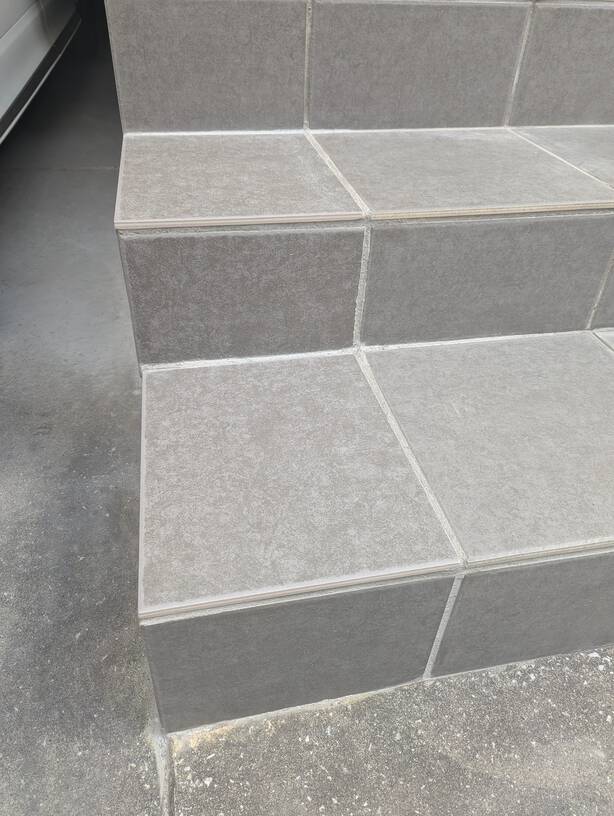 欠けた階段の修復