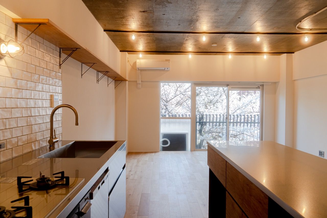 キッチンと海をイメージしたマンションリノベーション