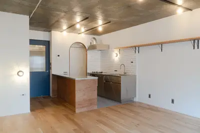 キッチンと海をイメージしたマンションリノベーション