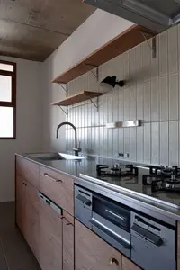 窓越しに映るレトロモダンな暮らし