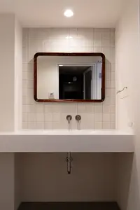 窓越しに映るレトロモダンな暮らし