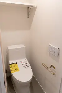 窓越しに映るレトロモダンな暮らし