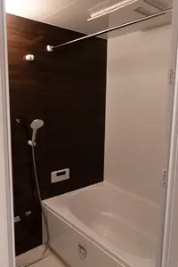 窓越しに映るレトロモダンな暮らし