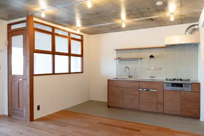 窓越しに映るレトロモダンな暮らし