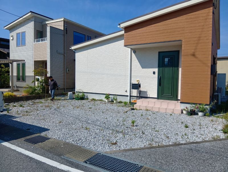 砂利の駐車場をコンクリート舗装で汚れにくくなりました