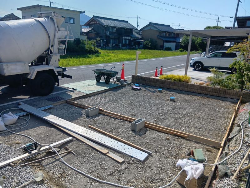 砂利の駐車場をコンクリート舗装で汚れにくくなりました
