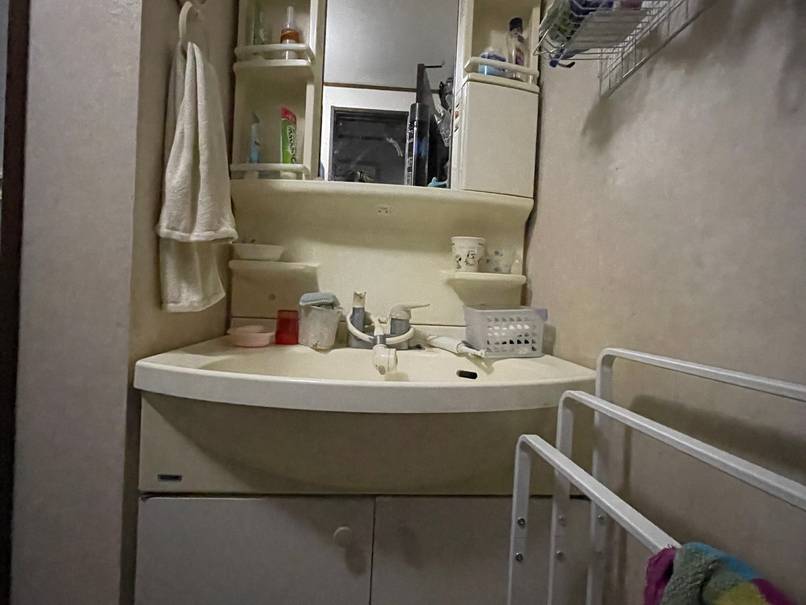 洗面所の壁紙とフロアをリフォーム