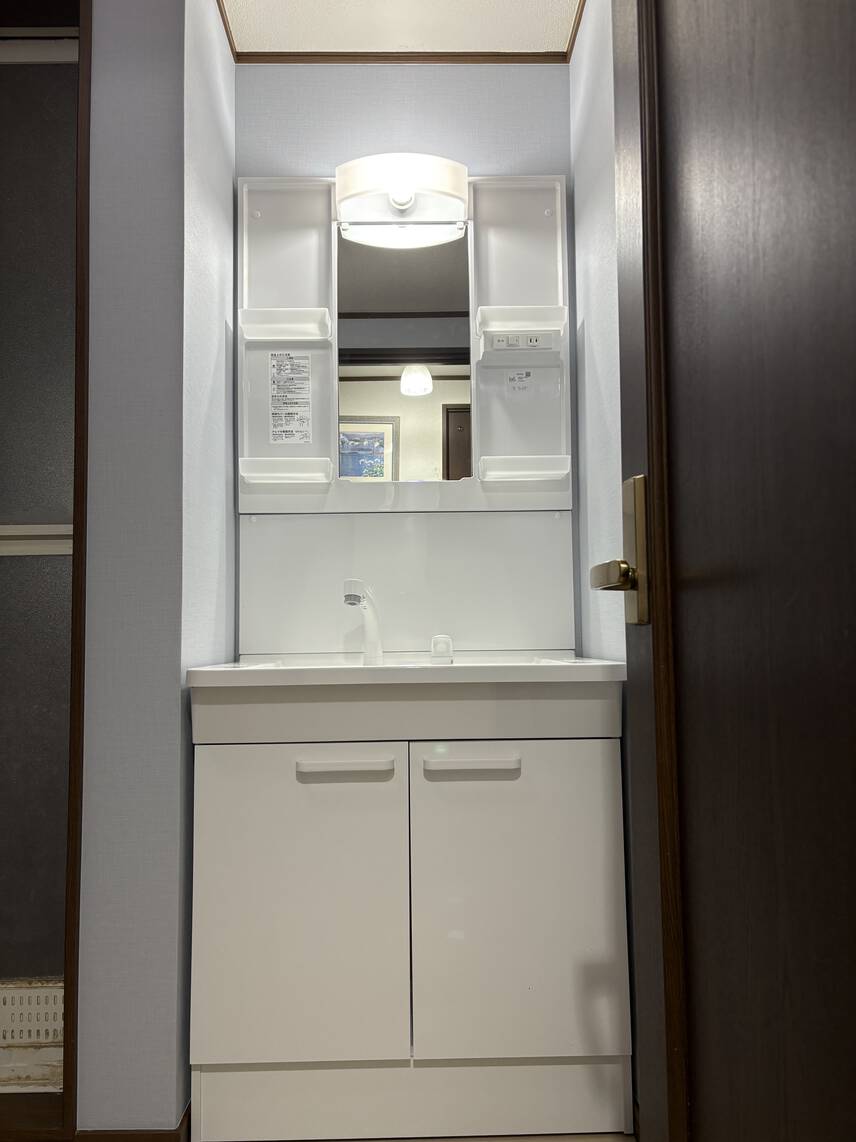 洗面所の壁紙とフロアをリフォーム