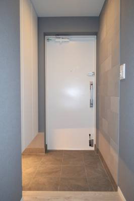 洗練されたグレートーンのクールなお住まいに