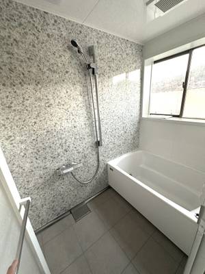 暖かい浴室とクールなパウダールーム