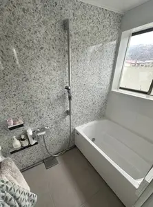 暖かい浴室とクールなパウダールーム