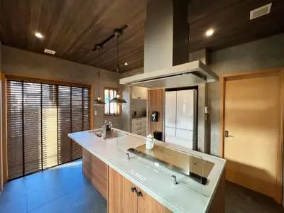 スタイリッシュな機能美のアイランドキッチンに