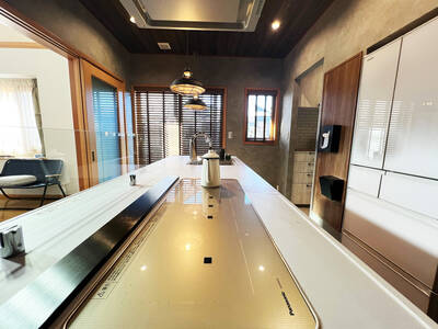 スタイリッシュな機能美のアイランドキッチンに