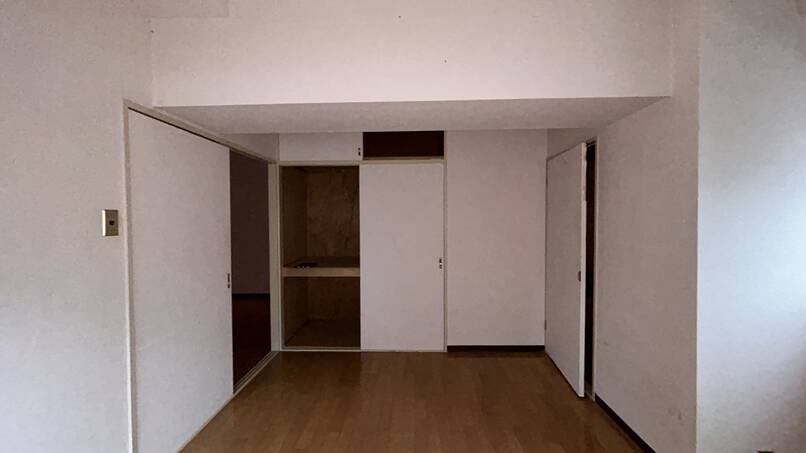 白壁と木床が調和する上質なリノベーション