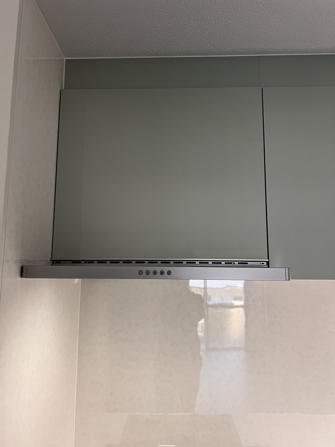 キッチンの入替をして扉カラーは好みのお色から選定しました