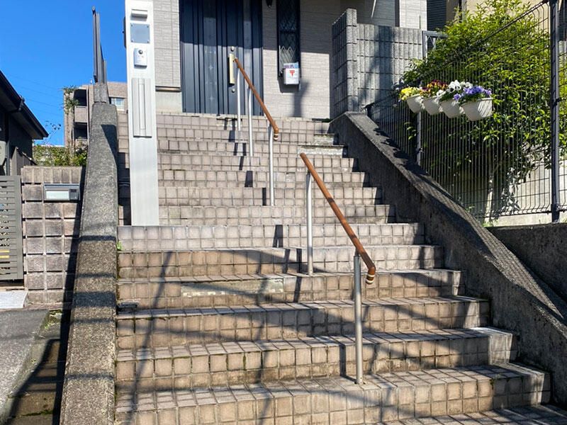 玄関先を彩る、明るく温かみのある階段へ