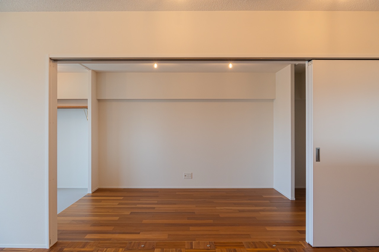 広さを味わう、素材感あふれる上質空間