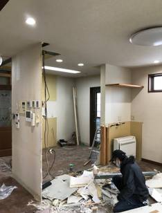 中庭とつながる明るいキッチン