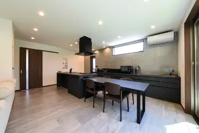 中庭とつながる明るいキッチン