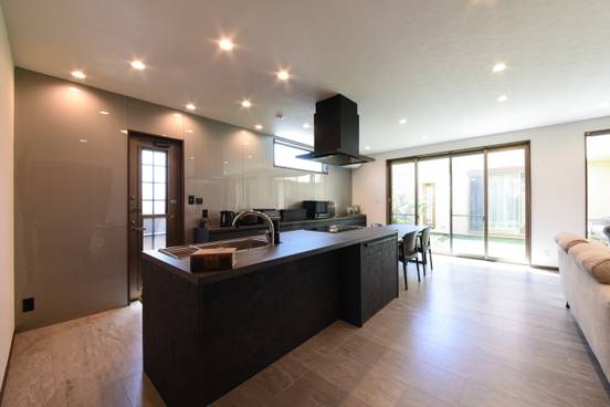 中庭とつながる明るいキッチン