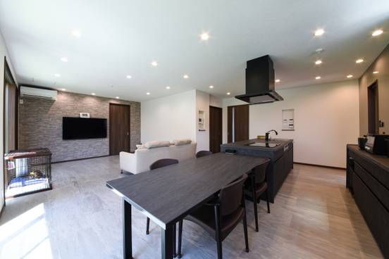 中庭とつながる明るいキッチン