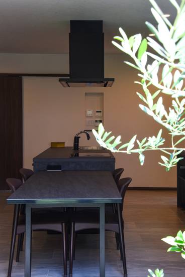 中庭とつながる明るいキッチン