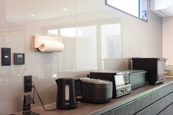 中庭とつながる明るいキッチン