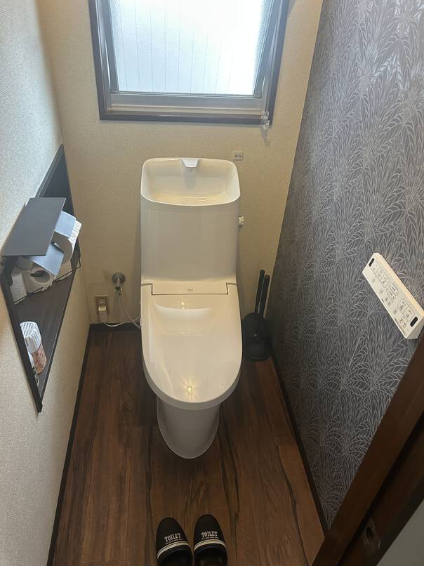 ダークトーンで落ち着きのあるトイレ空間に