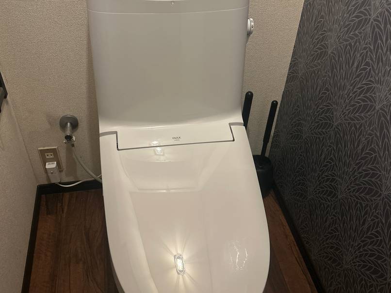 ダークトーンで落ち着きのあるトイレ空間に
